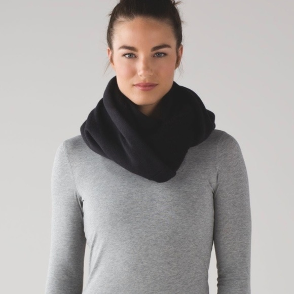 Lululemon Shakti Infinity Sherpa Merino Scarf Hidden Zip Pocket 2 side reverse - Picture 1 of 7